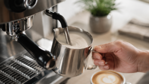 Milch aufschäumen: Techniken für perfekten Milchschaum [Bildinhalt mit KI erstellt]