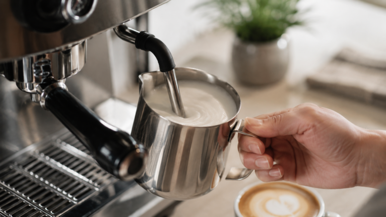 Milch aufschäumen [Bildinhalt mit KI erstellt]
