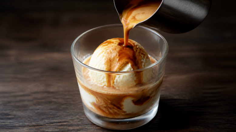Affogato mit Espresso und schmelzendem Vanilleeis im Glas [Bildinhalt mit KI erstellt]